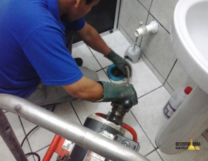 Desentupindo-vaso-sanitario-no-bairro-da-liberdade-e1439038259341-621x480